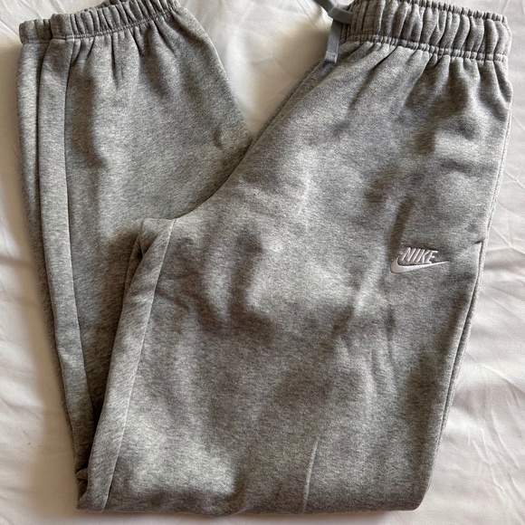 Nike Women’s Sweatpants - Picture 1 of 2